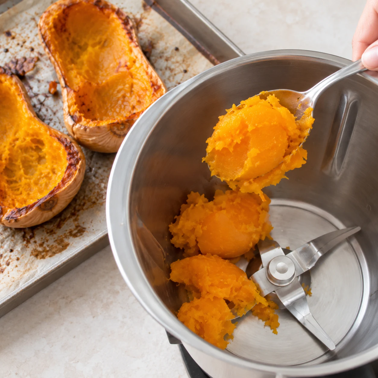 Prélevez la chair tendre du butternut avec une cuillère et placez-la dans le bol du mixeur, sans ajouter la peau. Montrer une seule phase et uniquement les ingrédients cités.