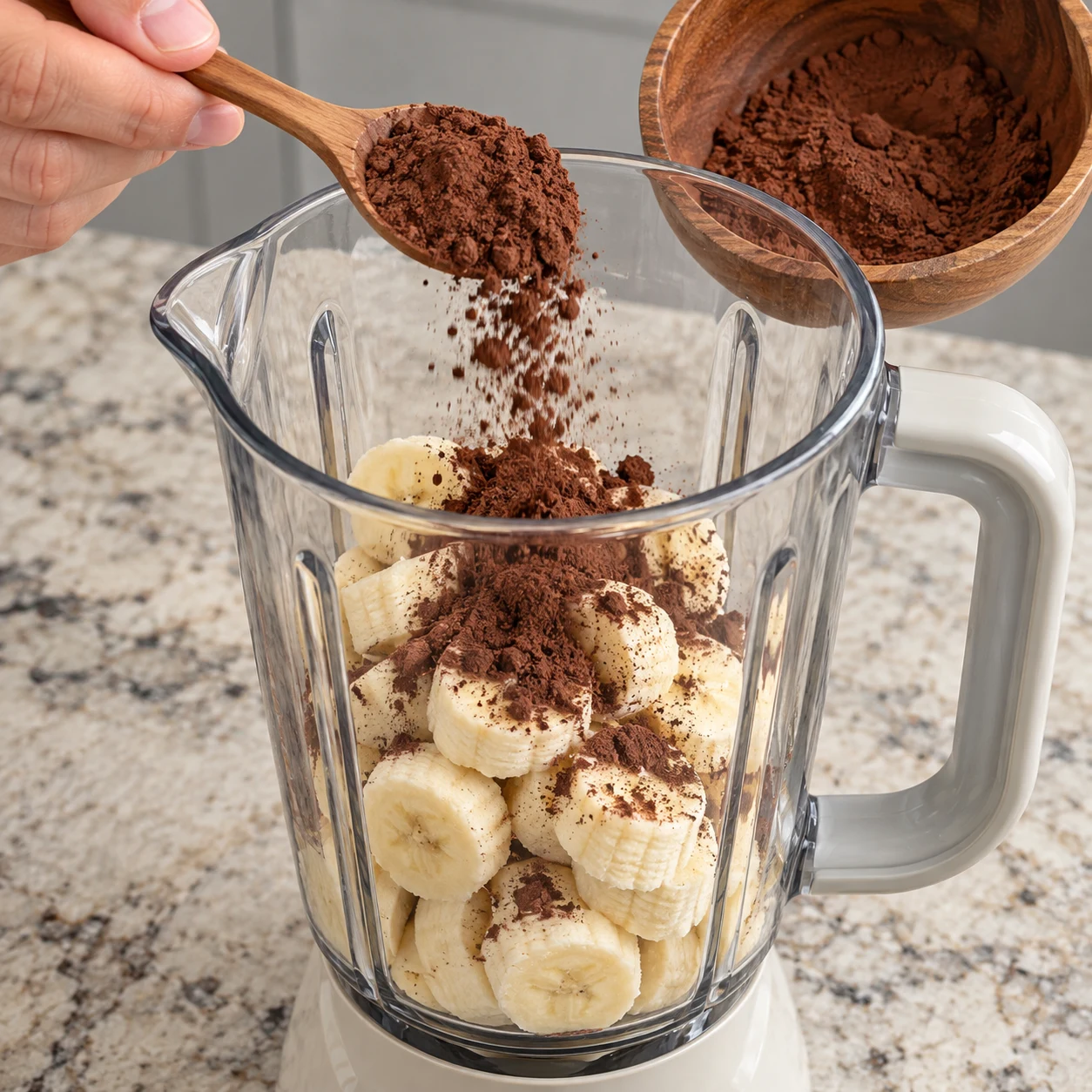 Cacao sombre en poudre sur les rondelles de banane, bol ouvert, sans lait.