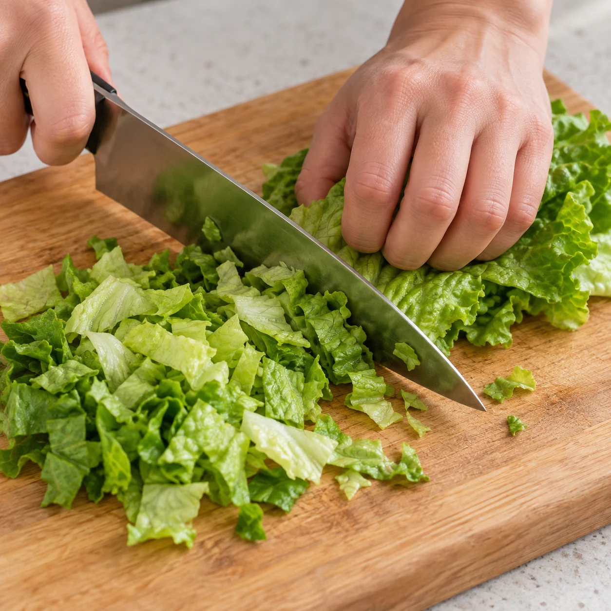 Couper la salade. Coupe la salade en morceaux sur une planche stable, en repliant les doigts de la main qui la tient. Les morceaux de salade tiennent dans les pains et sont faciles à répartir.. Petits morceaux de haché de soja cuisiné, pas de fibres longues.