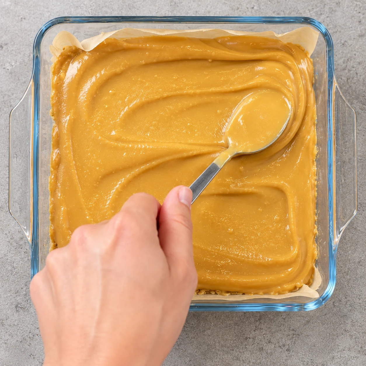 Versez le caramel végétal sur la base et répartissez-le à la cuillère sur toute la surface.