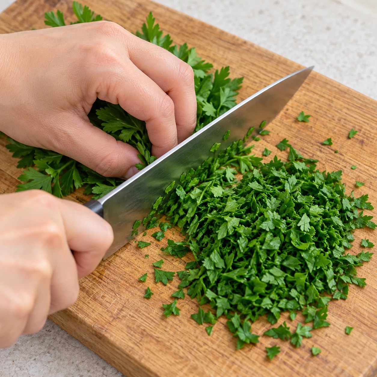 Une seule action : Hacher le persil. Les feuilles de persil sont finement hachées. Version végétale aux pois chiches, aucune viande, aucun seitan, aucun tofu.