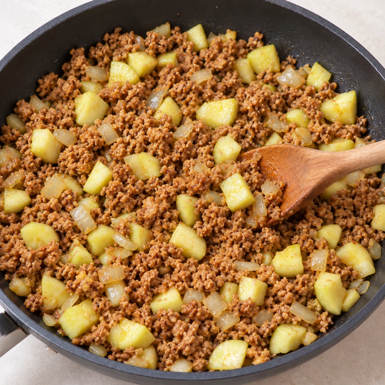 Haché végétal brun de soja incorporé à la poêle de légumes ; aucun bœuf.