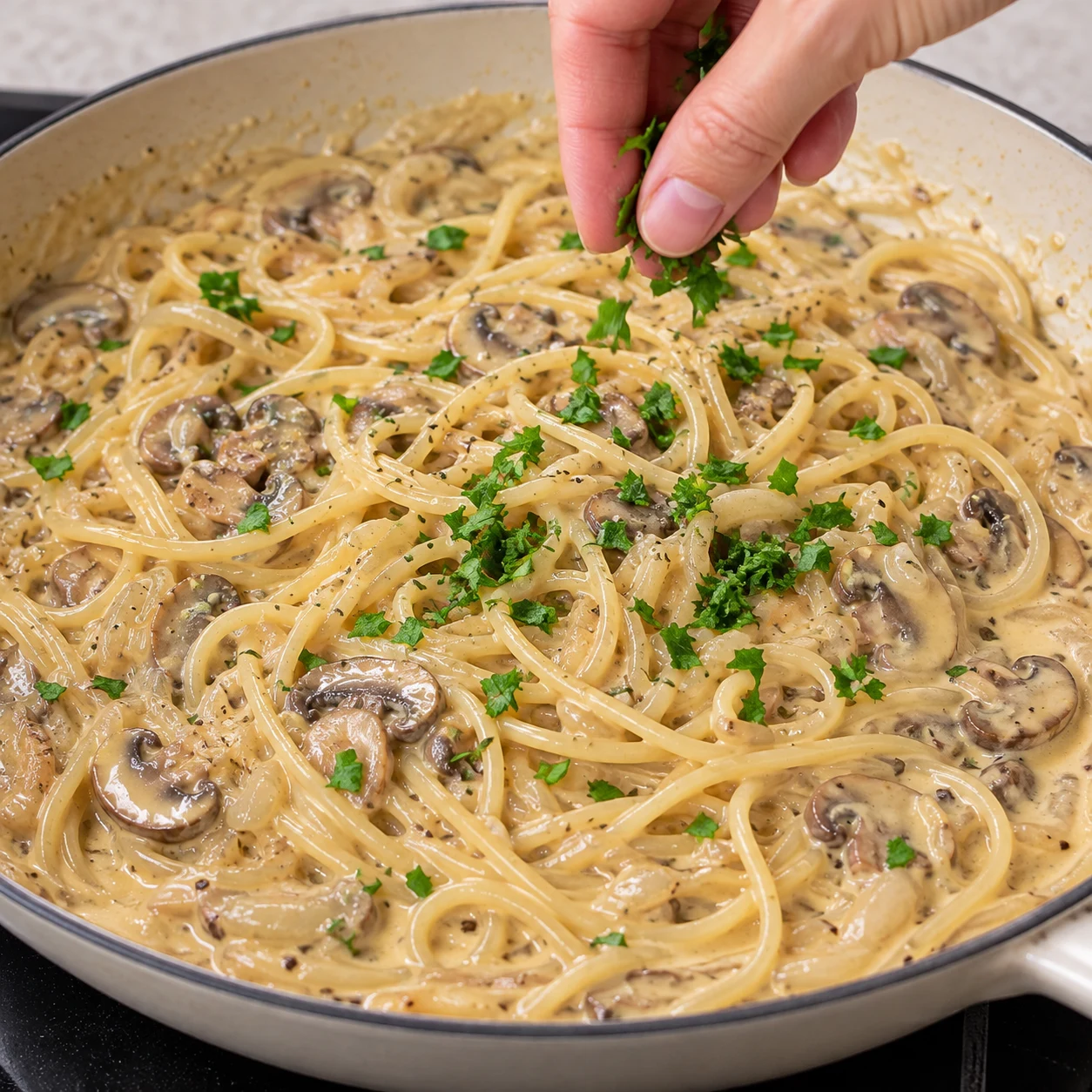 Parsemez les pâtes d’un peu de persil frais, comme dans la recette d’origine. Sauce légèrement jaune, les tranchettes végétales sont fondues, sans fromage râpé visible.