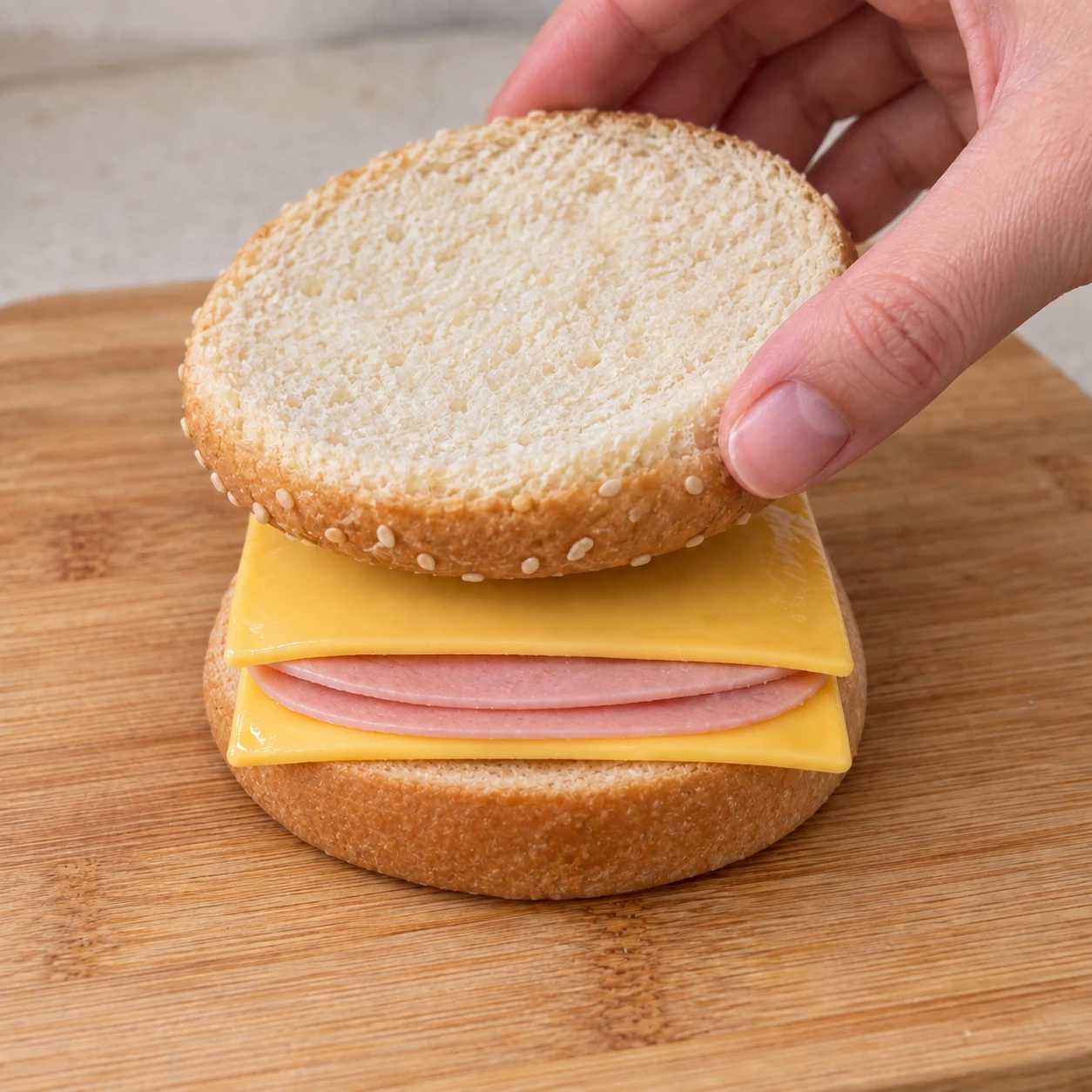 Croque fermé avec la mie blanche vers le haut, deux tranches jaunes et jambon végétal entre les croûtes intérieures.