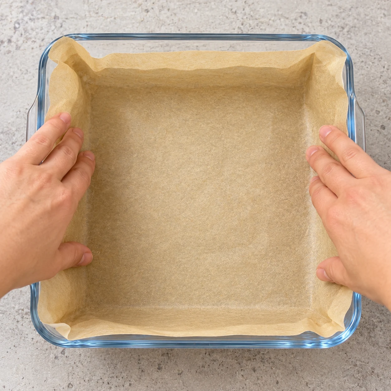 Tapissez le fond et les côtés d’un plat de papier cuisson, comme dans la vidéo.