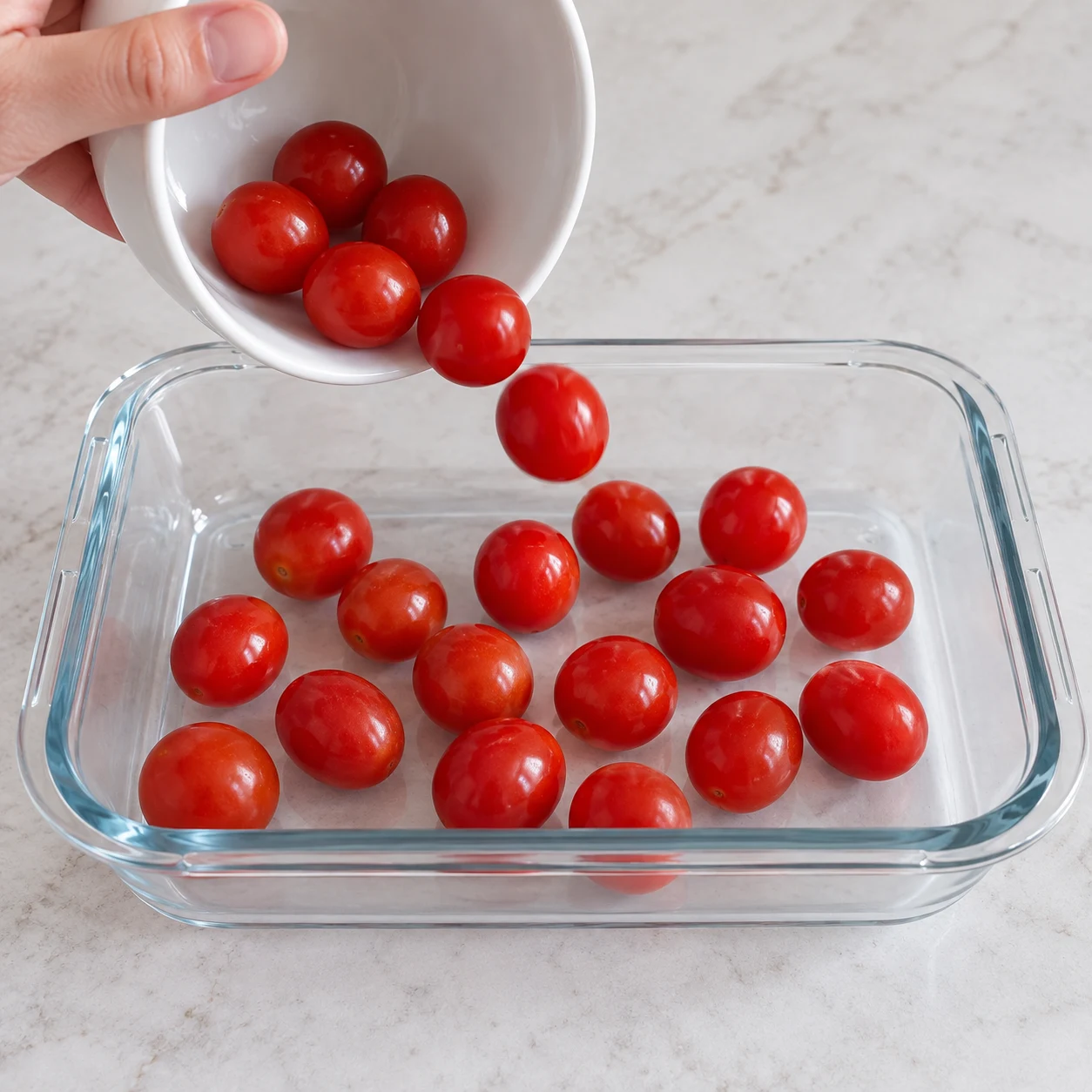 Dépose les 250 g de tomates cerises dans un plat en verre compatible avec le Airfryer ou le four.