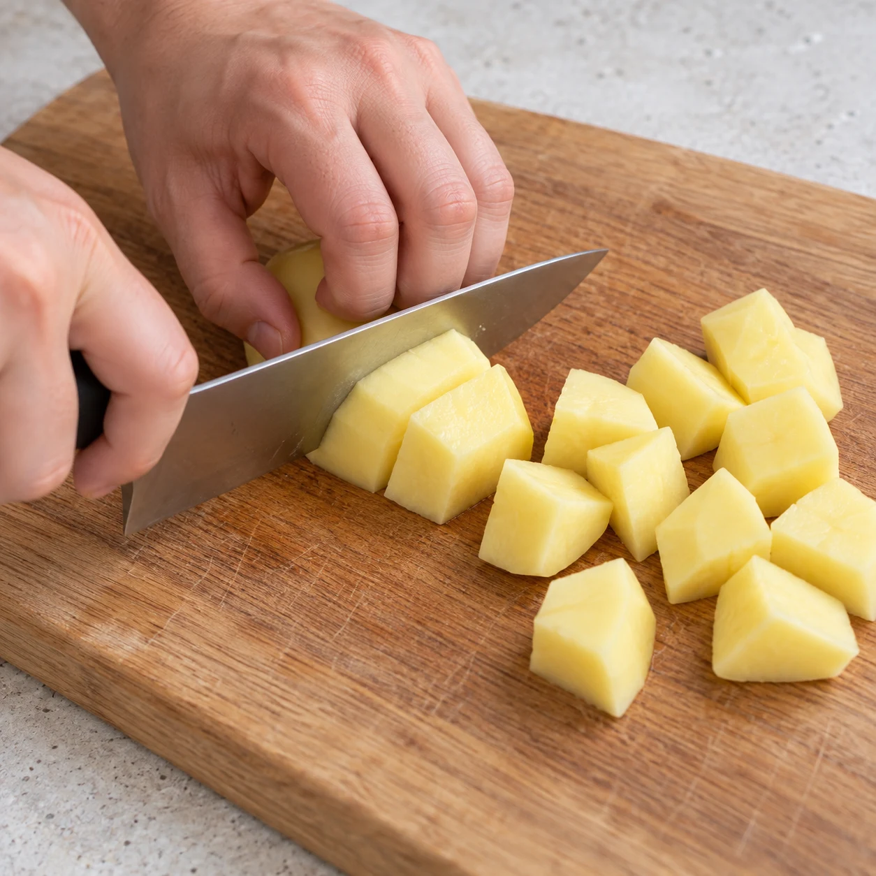 Une seule action : Couper la pomme de terre. Les morceaux de pomme de terre ont une taille régulière. Version végétale aux pois chiches, aucune viande, aucun seitan, aucun tofu.