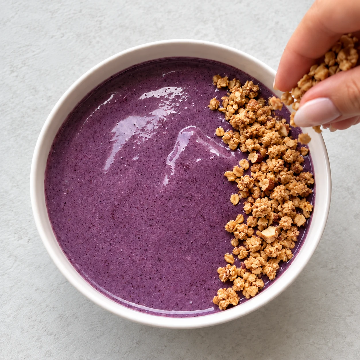 Une bande de granola croustillant couvre un côté de la crème.