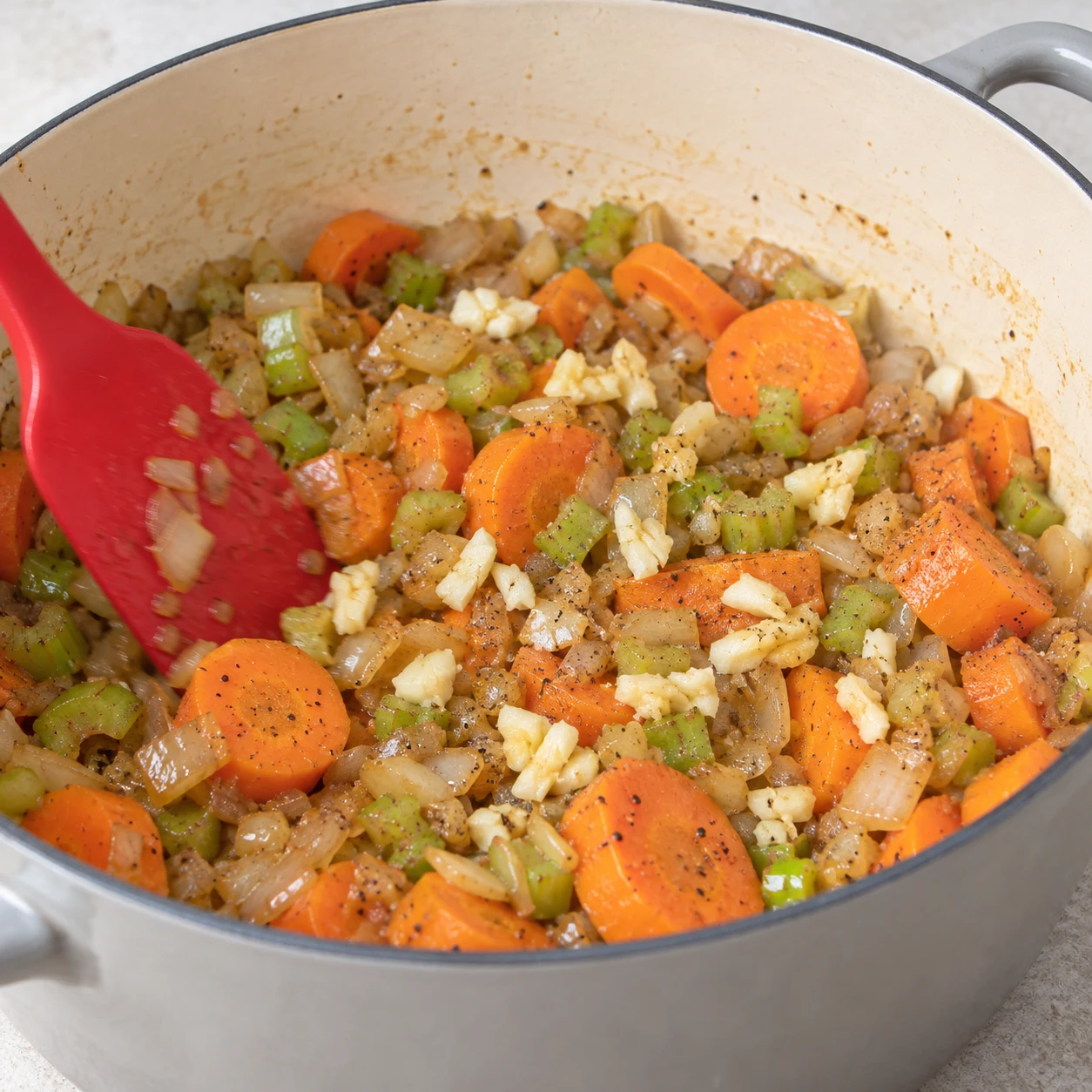 Ail écrasé ajouté dans la cocotte.
