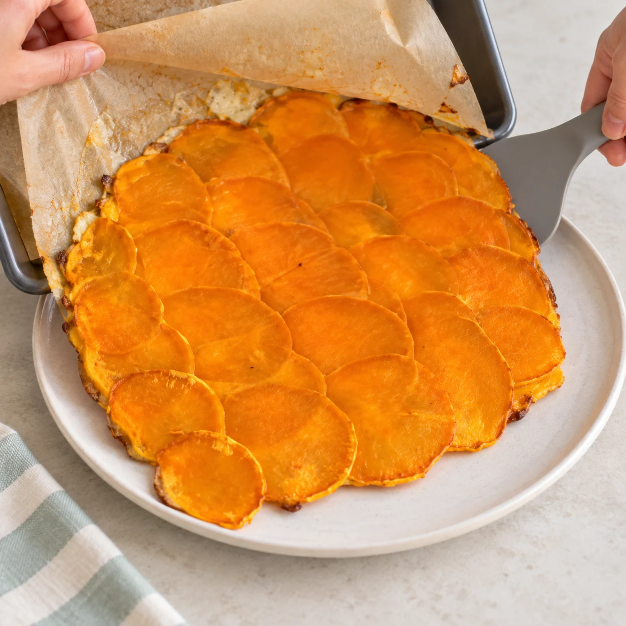 Retourne délicatement la base refroidie sur une assiette, face patate douce vers le haut. Montrer seulement les ingrédients de cette étape ; adaptation végétale, aucun saumon ni produit laitier.