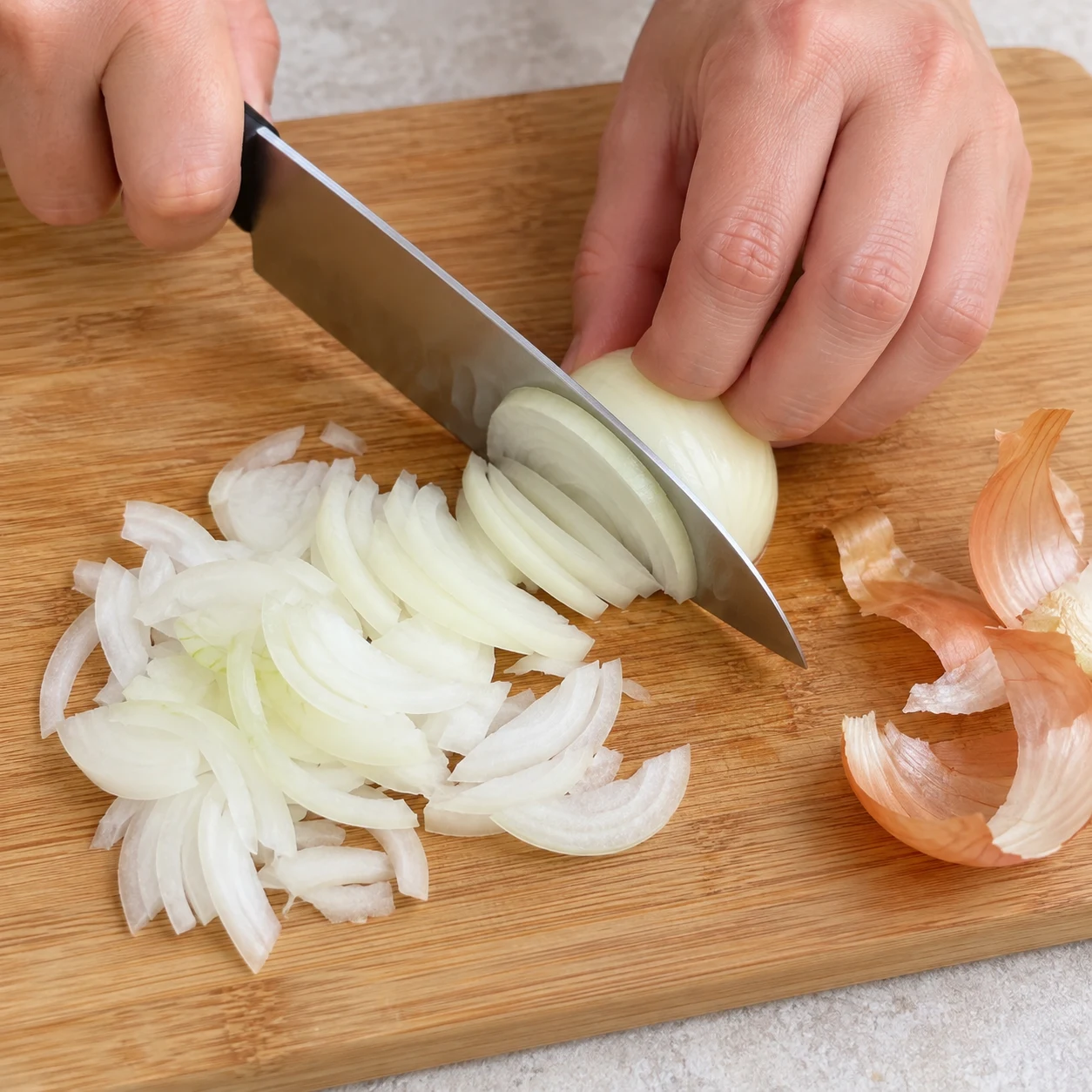 Une seule action : Émincer le petit oignon. Le petit oignon est émincé et séparé du premier. Version végétale aux pois chiches, aucune viande, aucun seitan, aucun tofu.