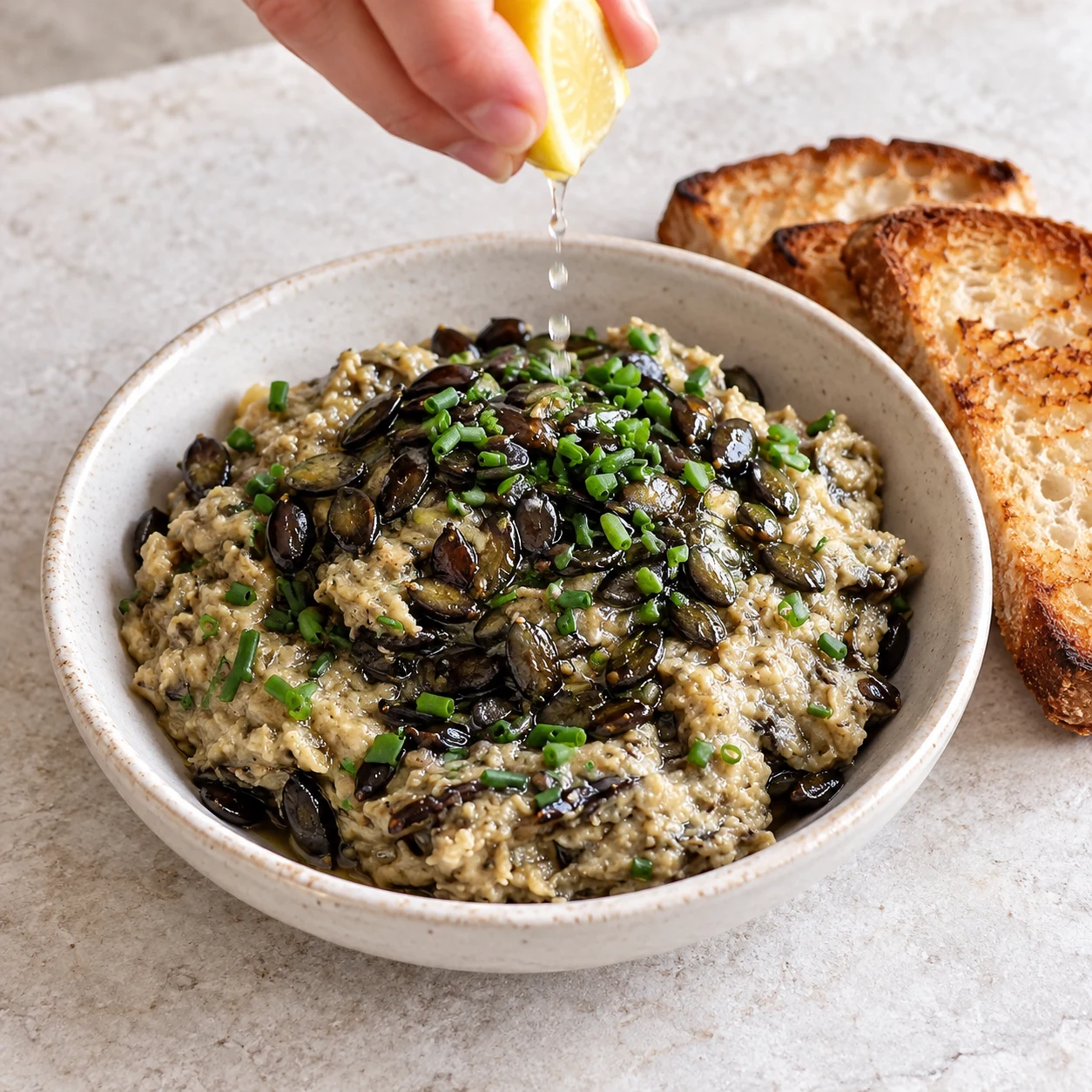 Le caviar garni porte un léger filet de jus et le pain grillé est servi à côté.