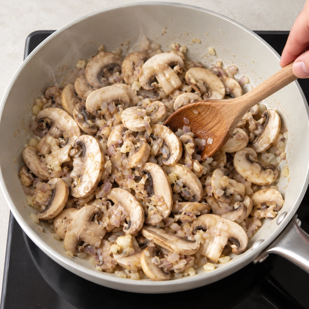 Lamelles de champignons ajoutées aux aromates.