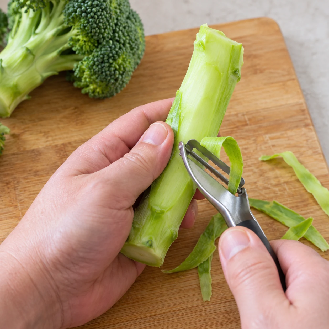 Pèle la partie fibreuse de la grosse tige du brocoli. Garde la chair tendre ; les 180 g de brocoli comprennent la tige et les bouquets.
