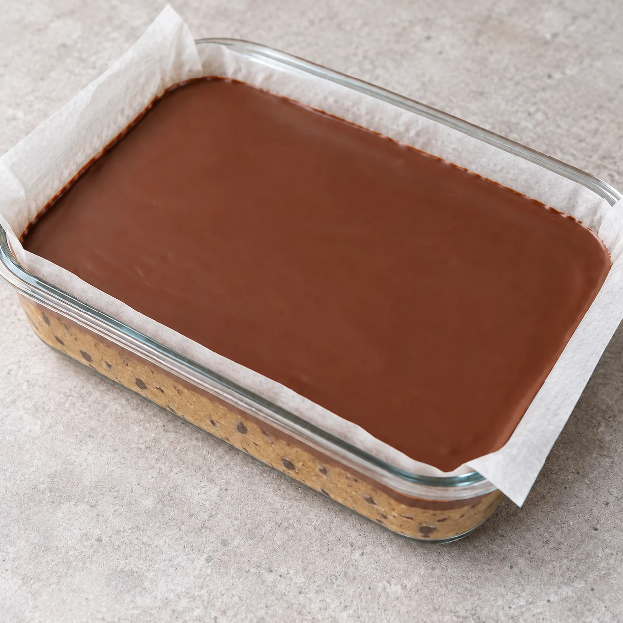 Place le plat au frais jusqu’à ce que la couverture et la base soient figées. La source ne chiffre pas le repos. État à montrer : La couverture est prise et la base se tient pour la découpe.