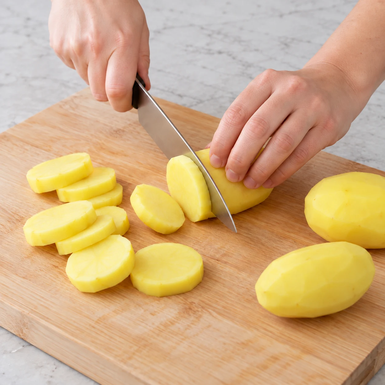 Une seule action : Trancher les pommes de terre. Les tranches mesurent environ 1 cm et gardent leur forme. Uniquement les ingrédients de cette phase : Pommes de terre.