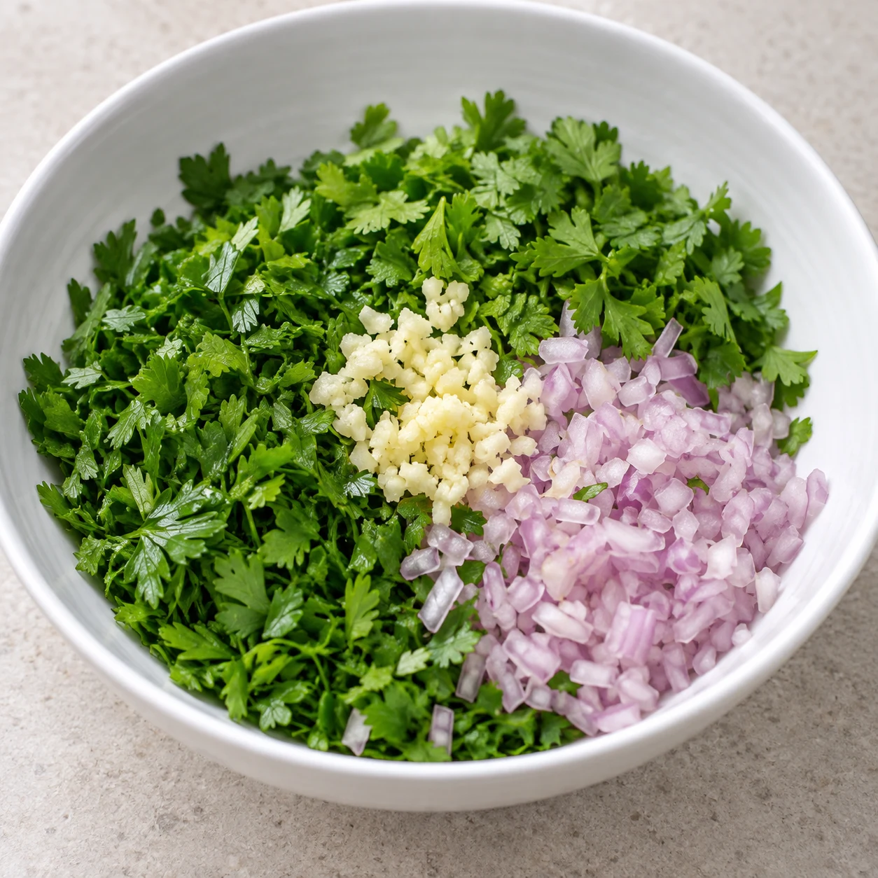 Réunir les aromates. Montrer uniquement les ingrédients de cette étape et leur état sourcé, sans texte ni personne identifiable.