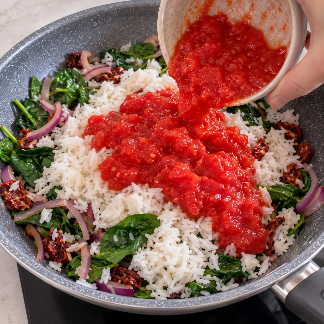 Ajouter les tomates concassées : Ajoutez les 100 g de tomates concassées.