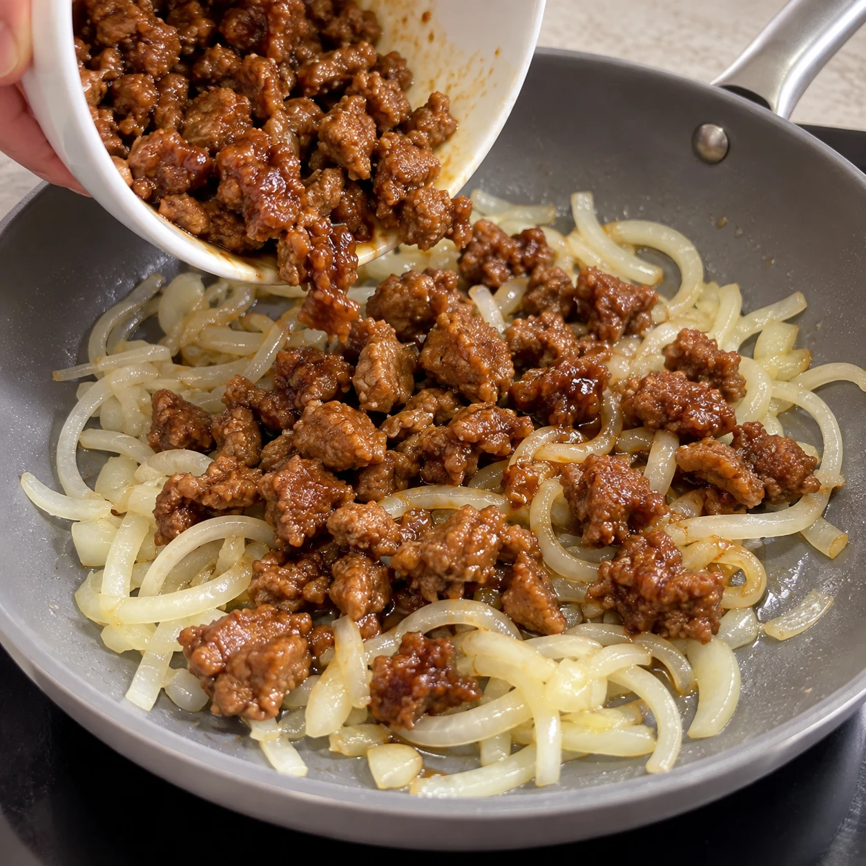 Morceaux de steaks végétaux et leur marinade ajoutés aux oignons revenus.