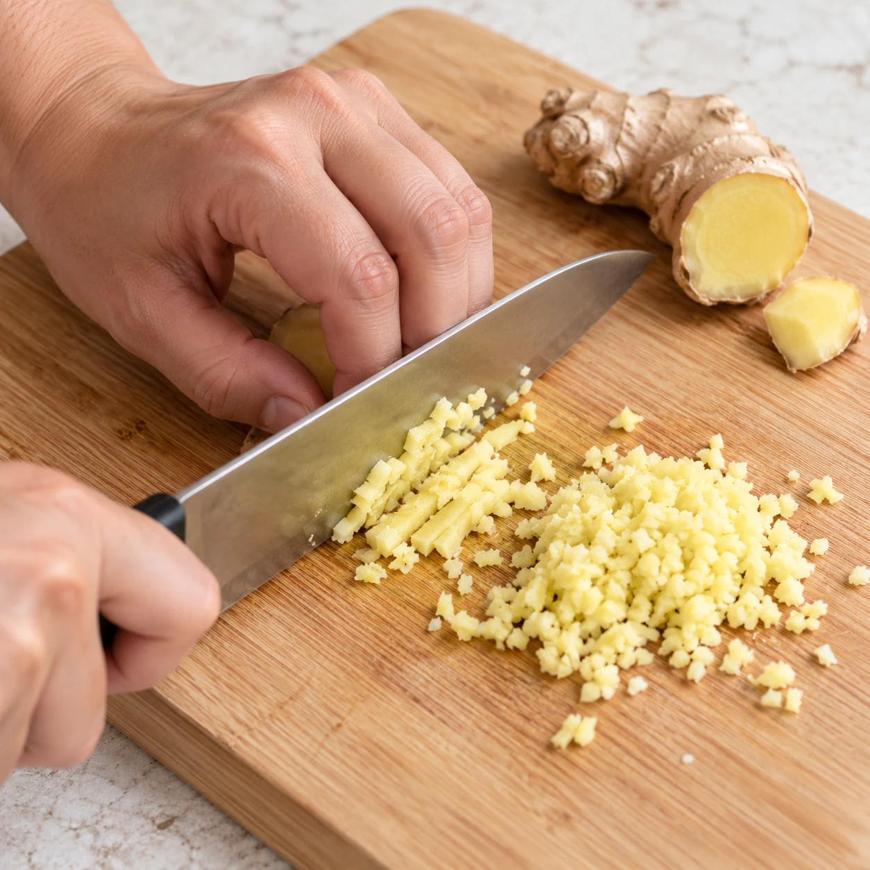 Hachez finement le gingembre frais pour en obtenir la cuillère à soupe prévue.