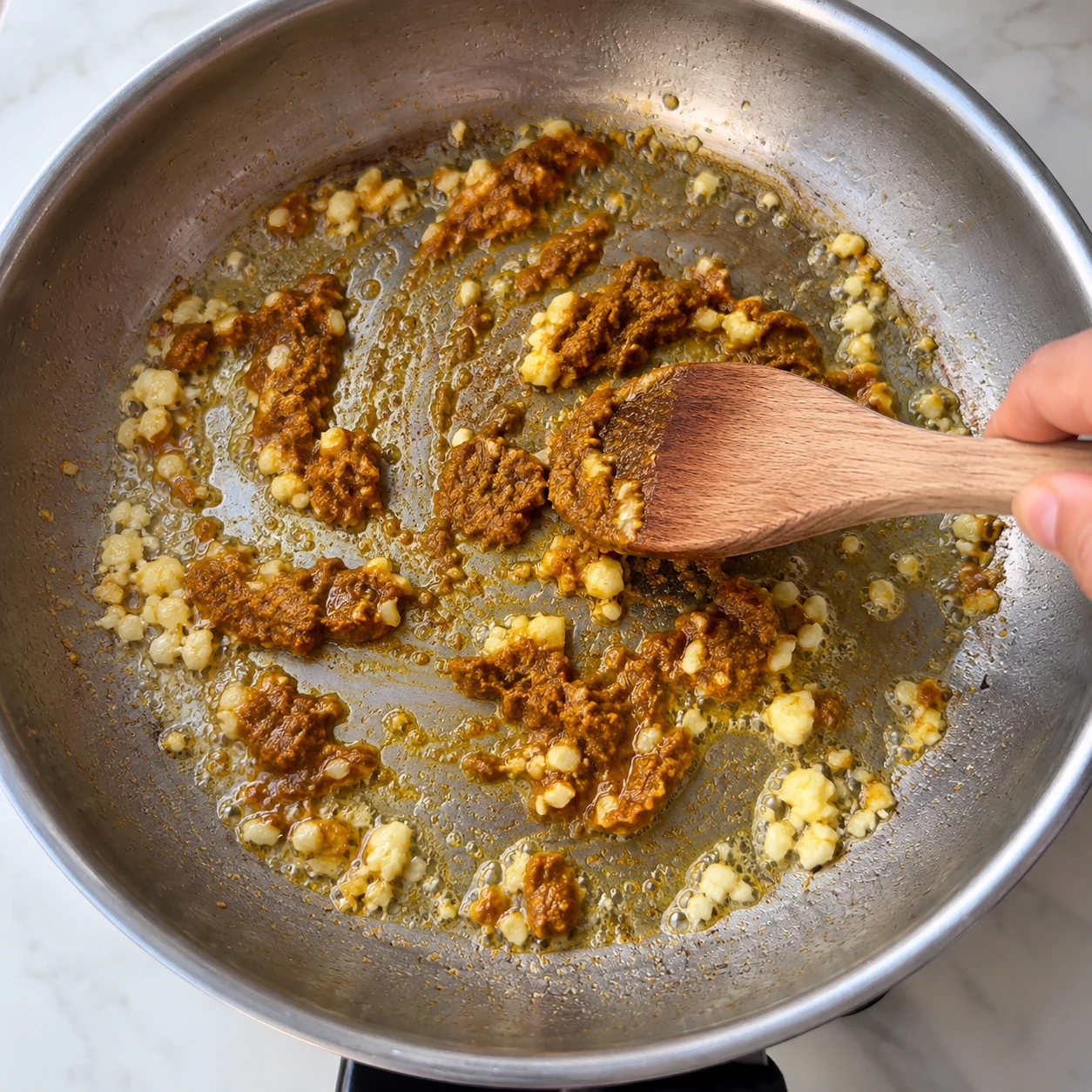 Ajoutez l’ail, puis les 36 g de pâte de curry doux. Remuez pendant 2 minutes pour libérer les arômes.
