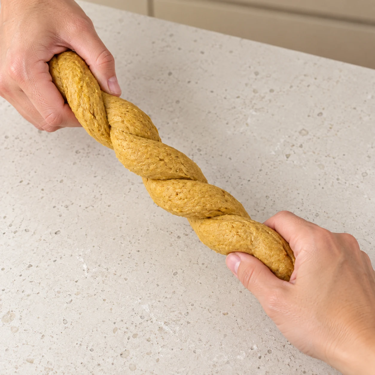 Torsade le long boudin de seitan. Montrer une seule phase, les ingrédients seuls et, si nécessaire, des mains anonymes.