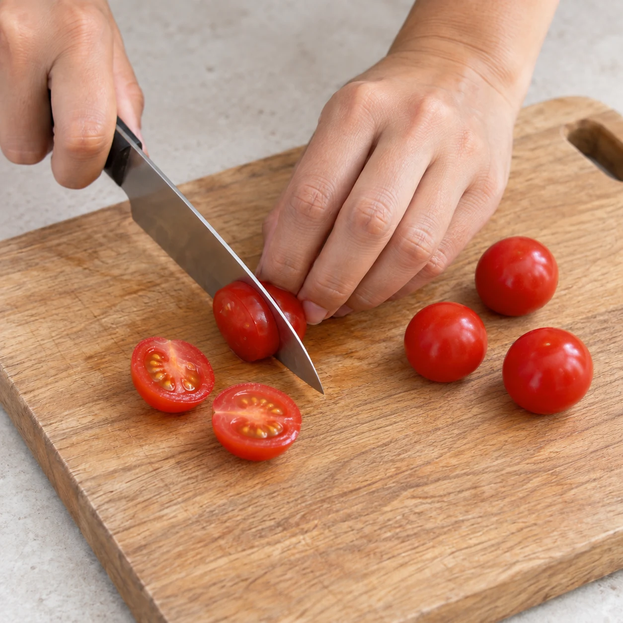 Demi-tomates cerises, coupe sûre avec prise en griffe.