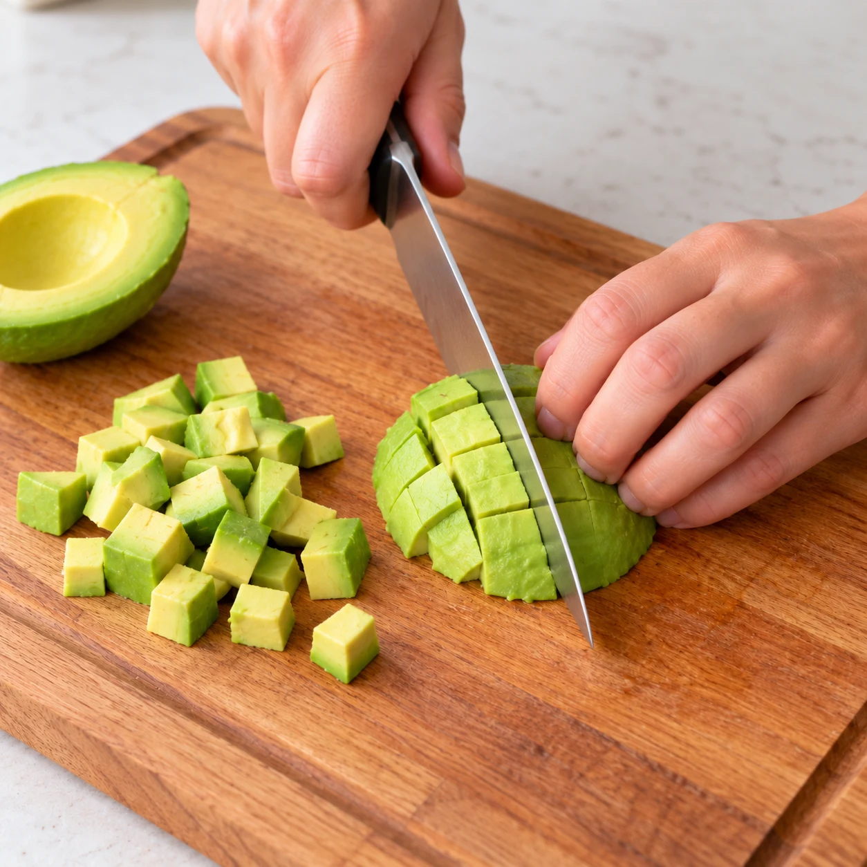 Dés d’avocat verts taillés au couteau.