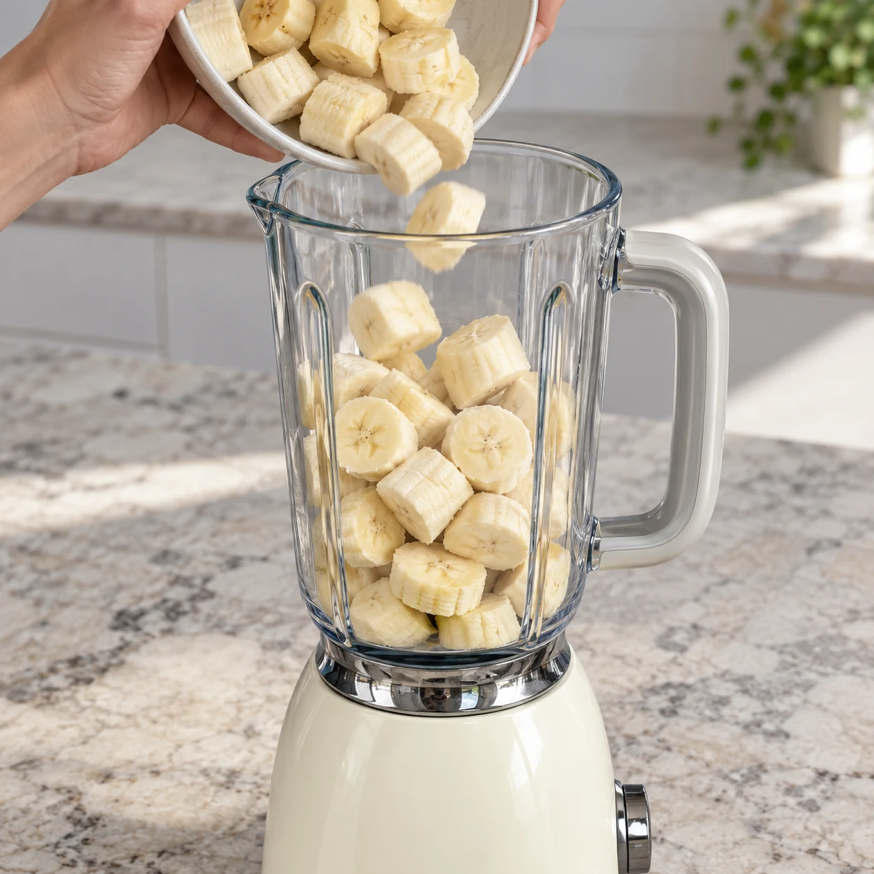 Transfert des morceaux de banane dans le blender vide, sans cacao ni lait.