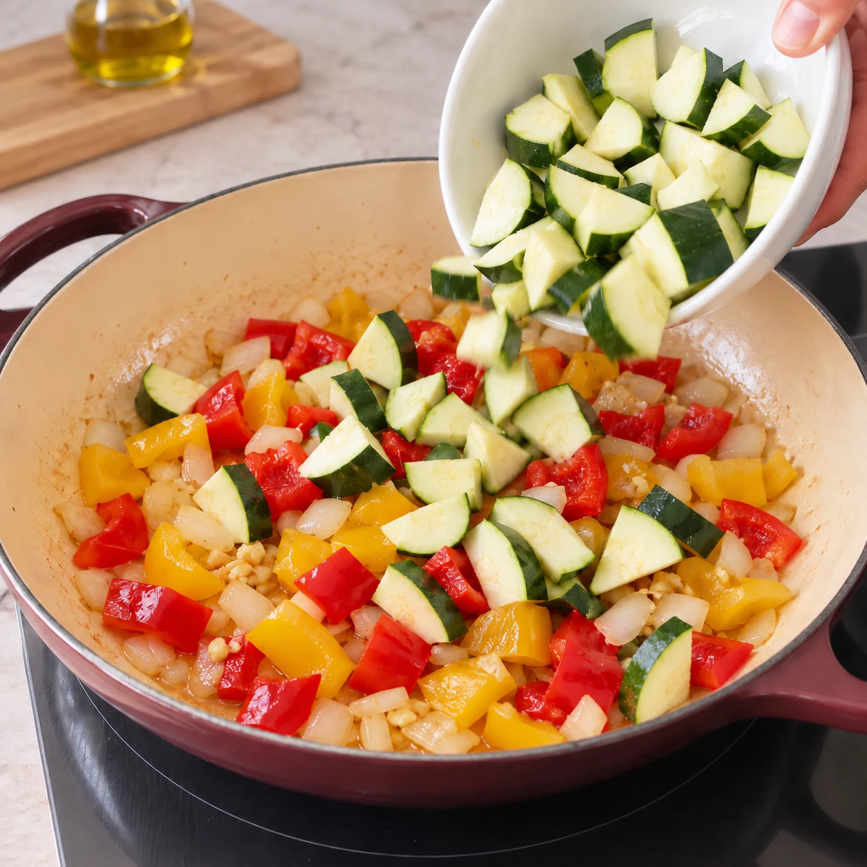 Ajoute les morceaux de courgette aux poivrons.