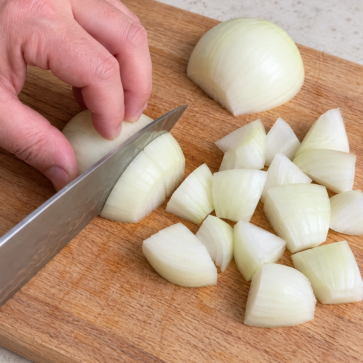 Éplucher l’oignon puis le couper en morceaux de taille proche du poivron. Le résultat à reconnaître : Les morceaux d’oignon se séparent et ont une taille régulière.