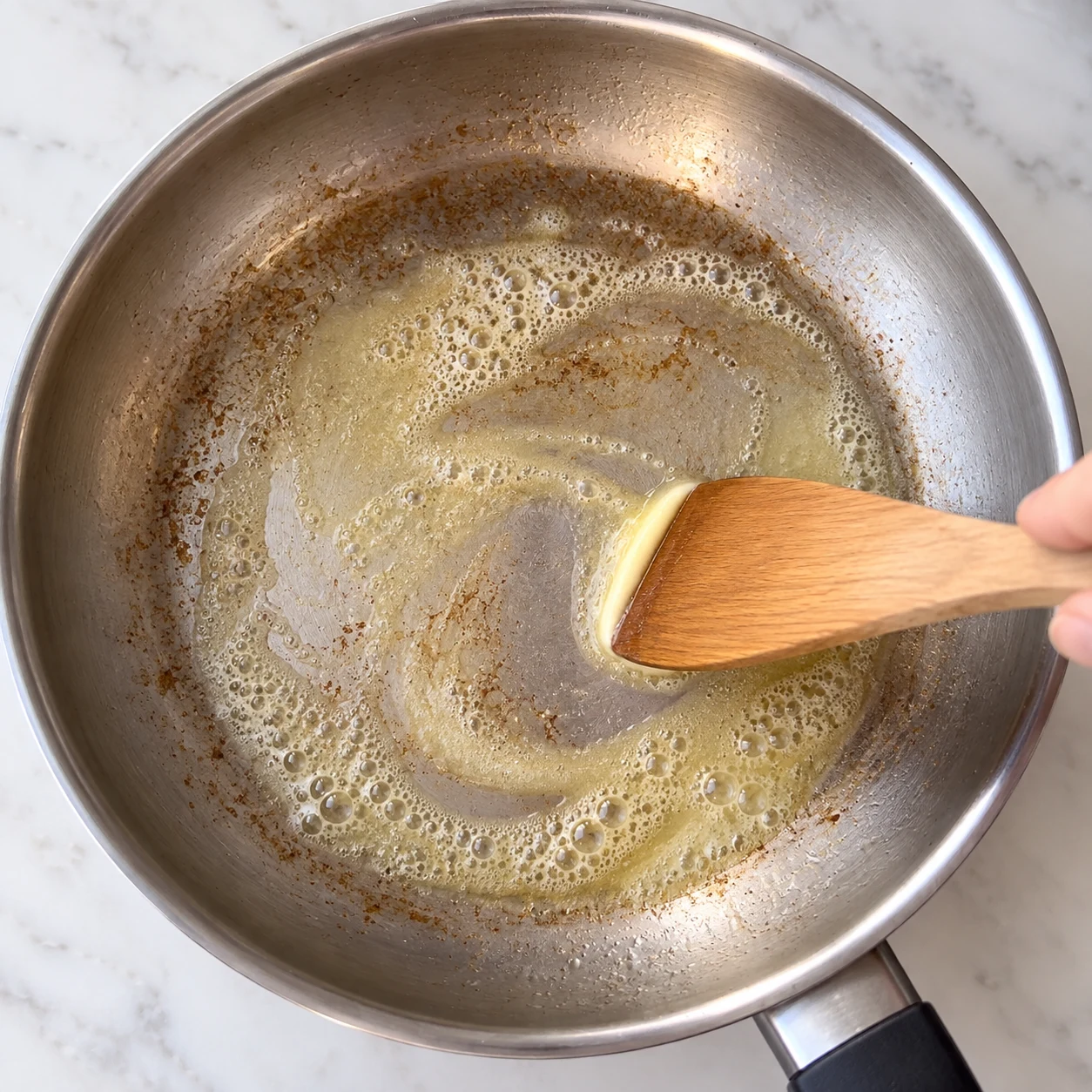 Dans la même poêle, faites fondre les 10 g de margarine végétale.