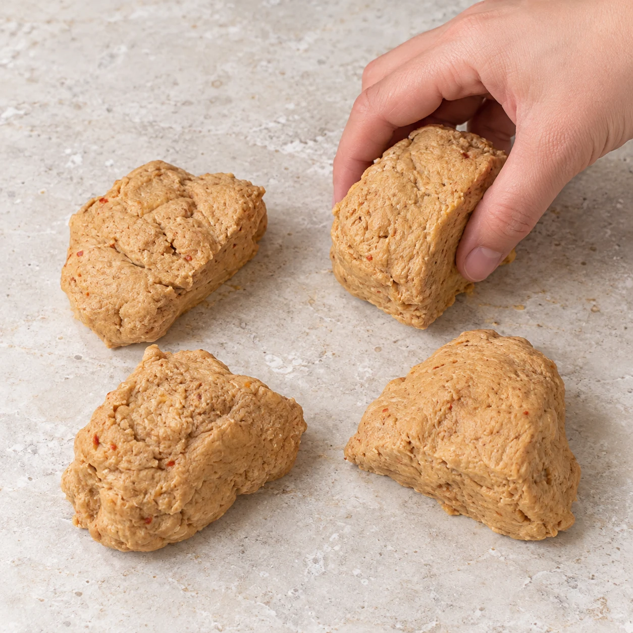 Divisez la pâte en quatre petits pâtons. Une seule phase, aucun autre ingrédient.