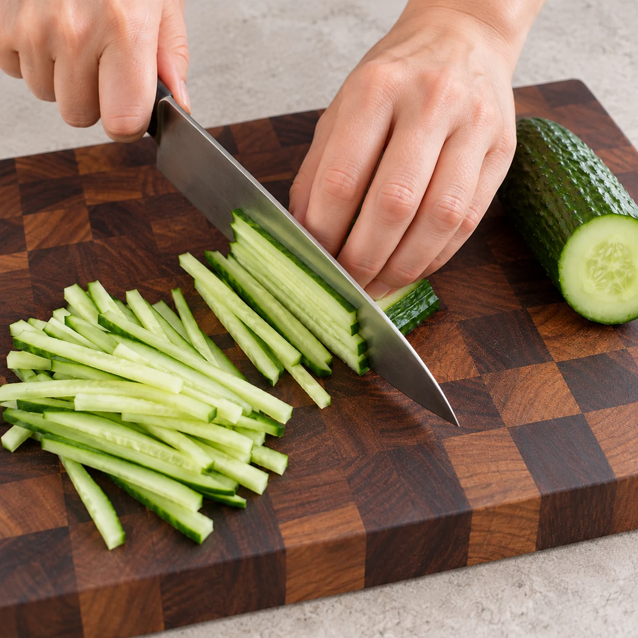 Le concombre est découpé en fins bâtonnets réguliers.