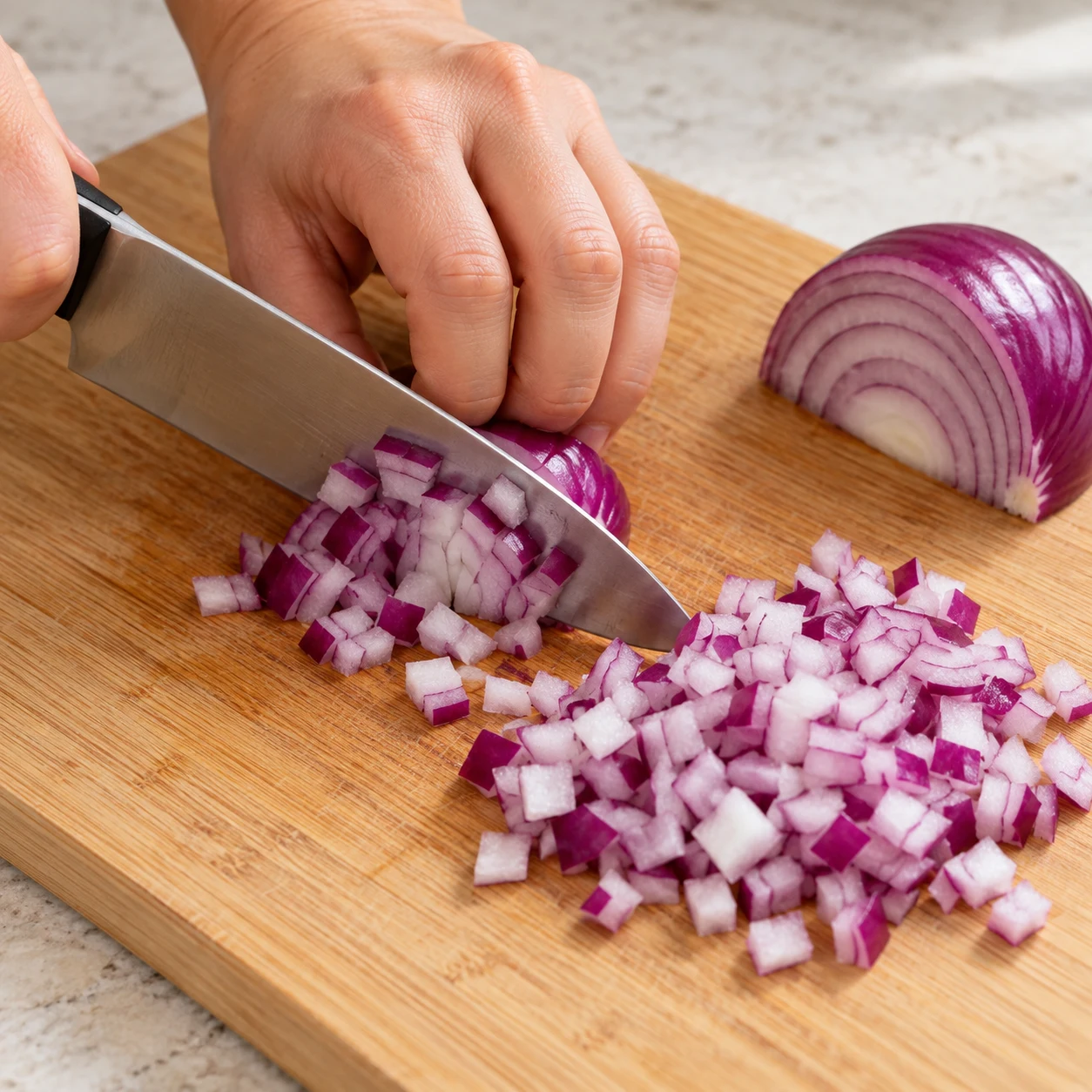 Coupez le demi-oignon rouge en petits dés, comme ceux ajoutés après les haricots rouges.