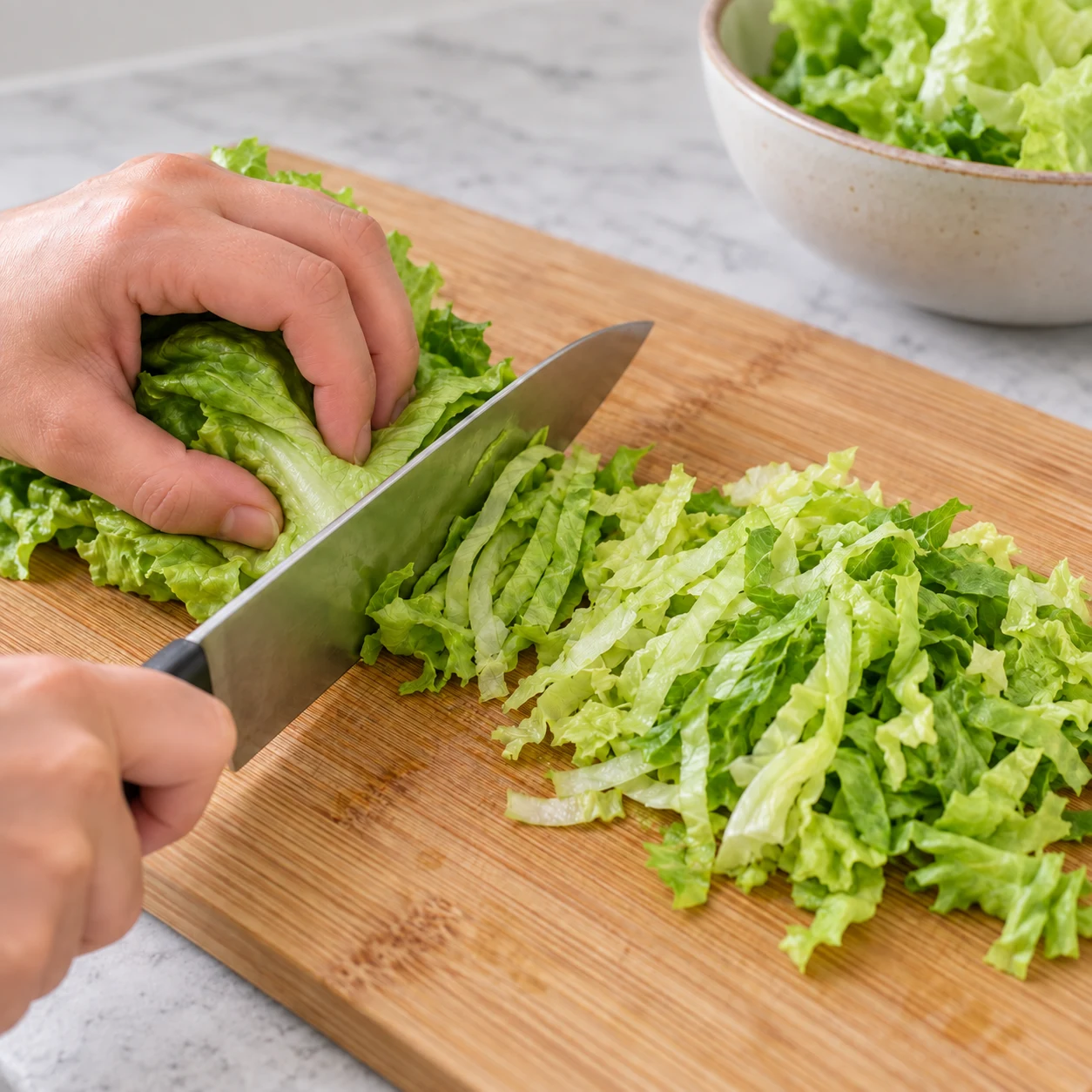 Émince la salade pour garnir les wraps.