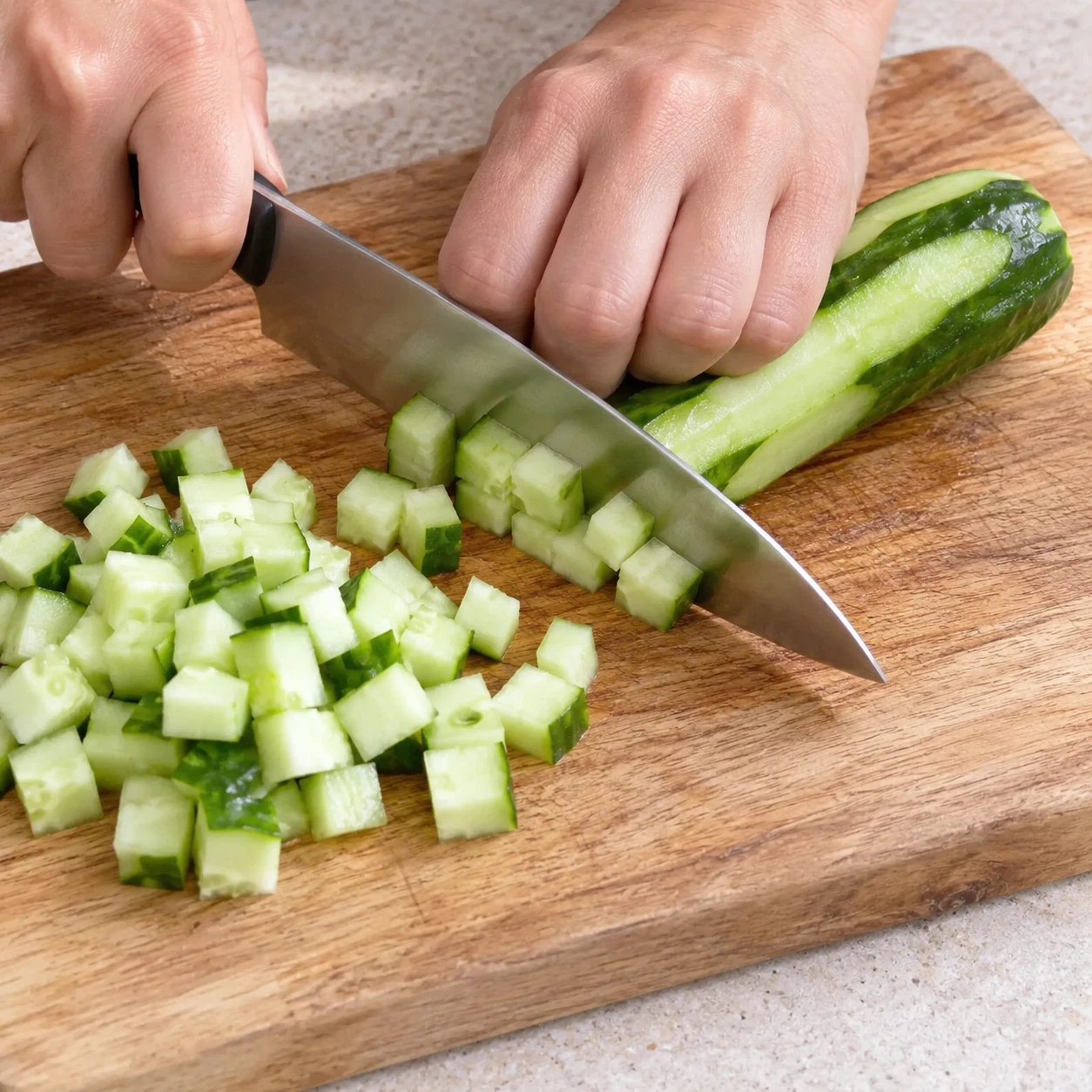 Coupe le concombre en petits dés, comme ceux montrés dans la recette d’origine.