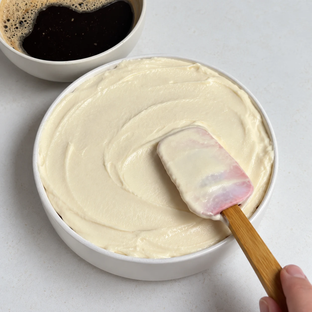 Plat rond rempli à ras d'une crème ivoire bien lissée à la maryse.