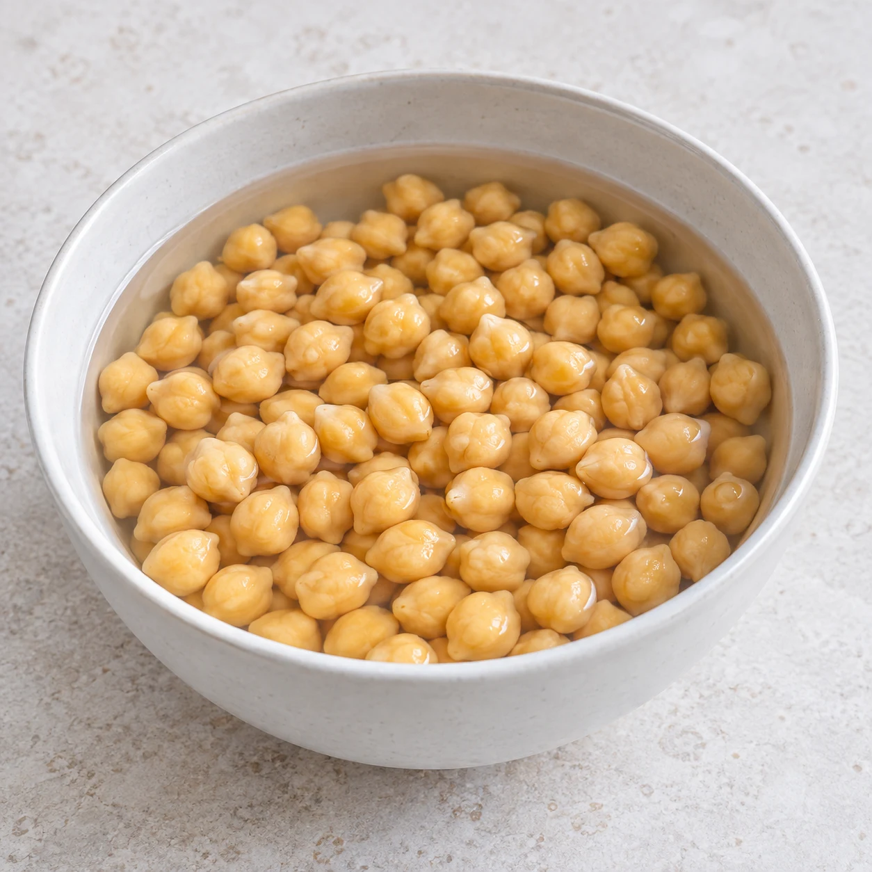 Bol de pois chiches trempés et eau, sans cocotte ni autres ingrédients.