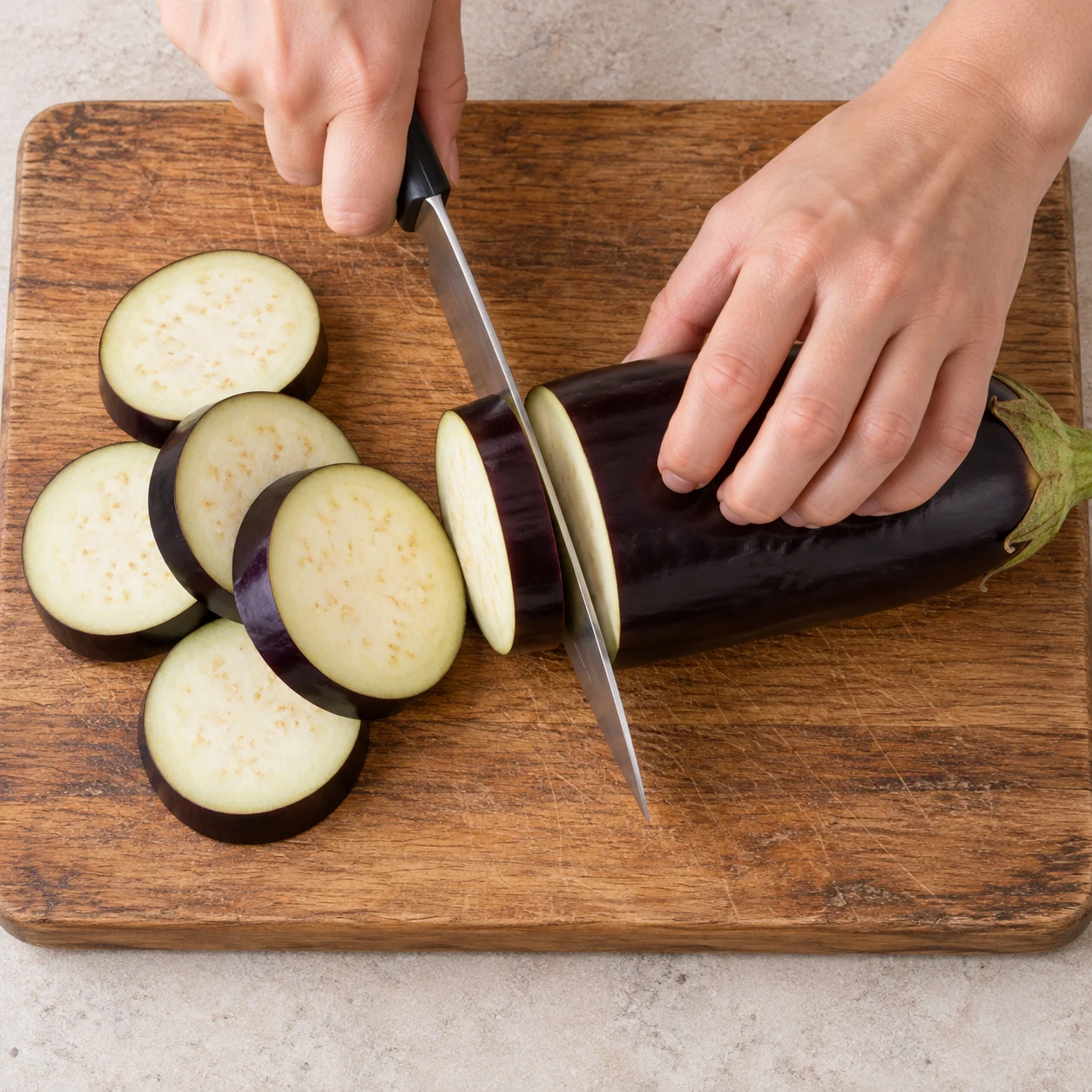 Une seule photo de l’action « Couper les aubergines », les rondelles ont une épaisseur régulière d’environ 1 cm.