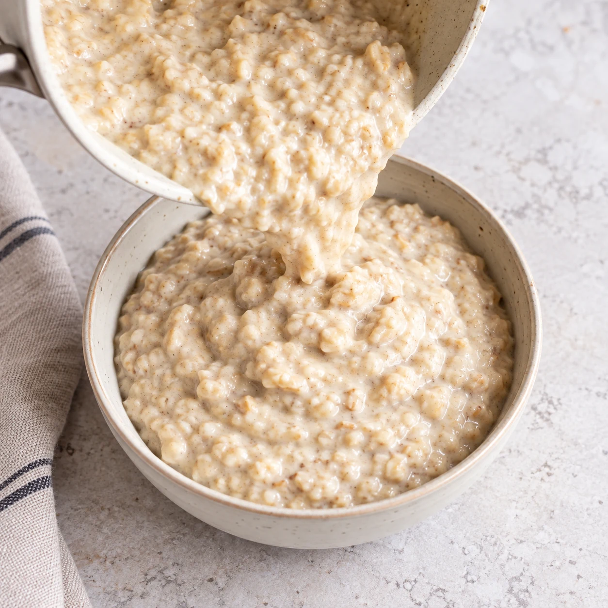 Bol de porridge beige sans garniture, aucune main identifiable.