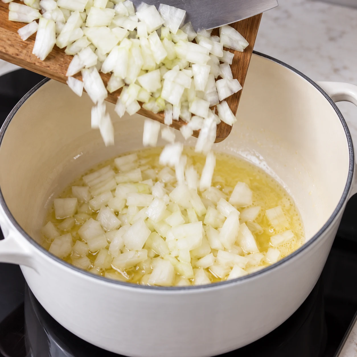 Ajouter les oignons : Les oignons sont dans la cocotte avec la margarine.