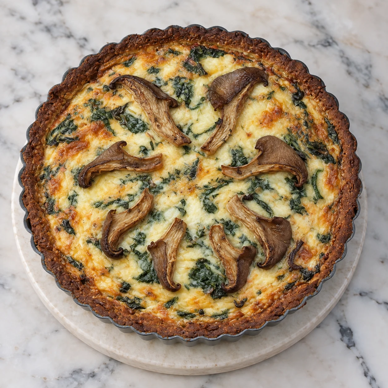 Quiche ronde cuite entière reposant sur pierre claire, aucune main.