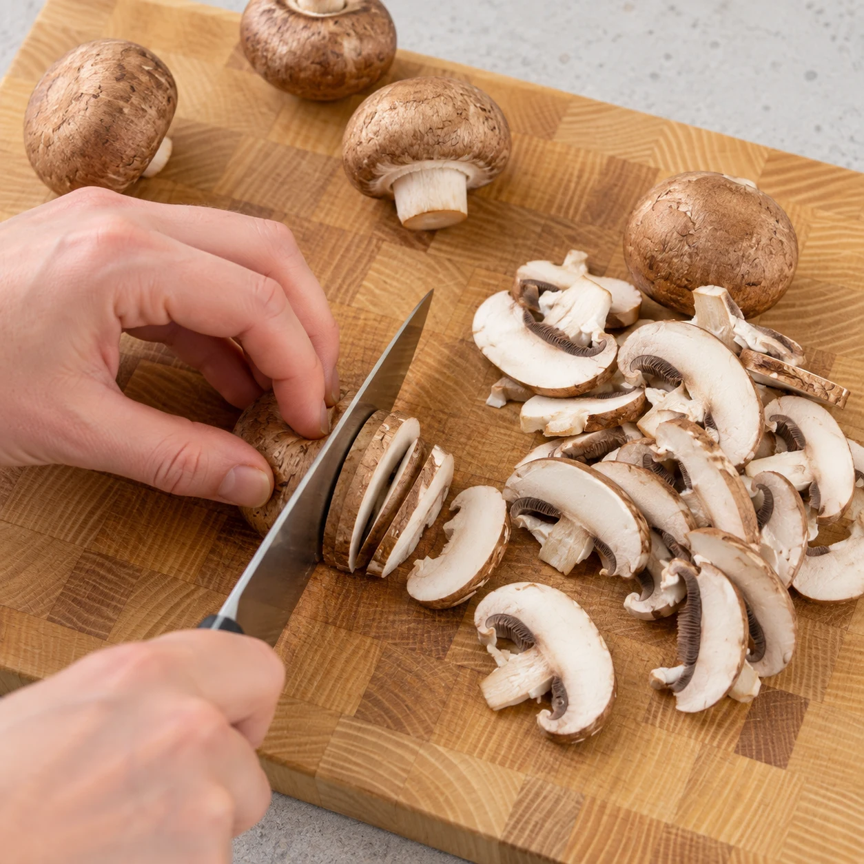 Émincer les champignons bruns : Les champignons bruns sont en lamelles.