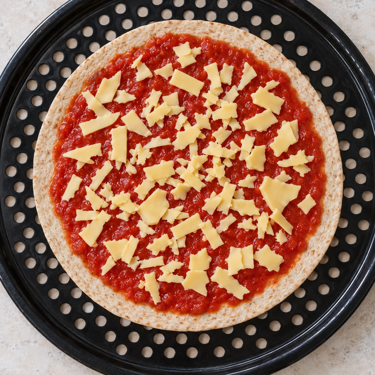 Morceaux de tranches végétales jaune pâle répartis sur tomate non cuite, aucun chorizo.