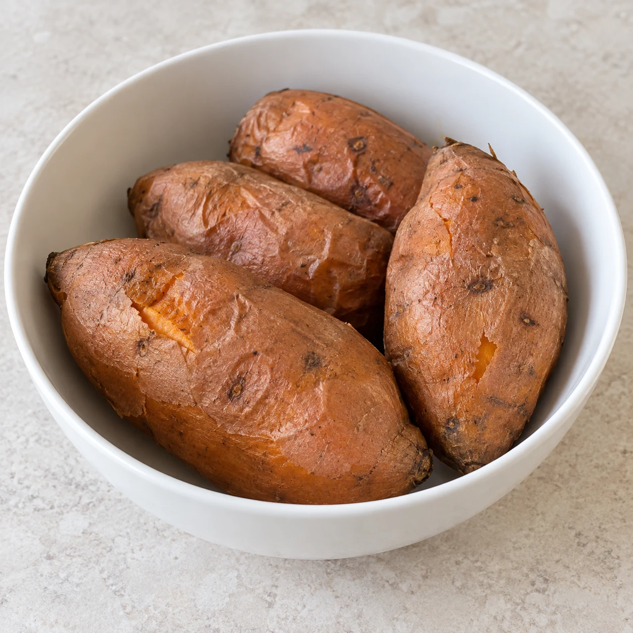 Patate douce cuite intacte dans un bol, sans vapeur.