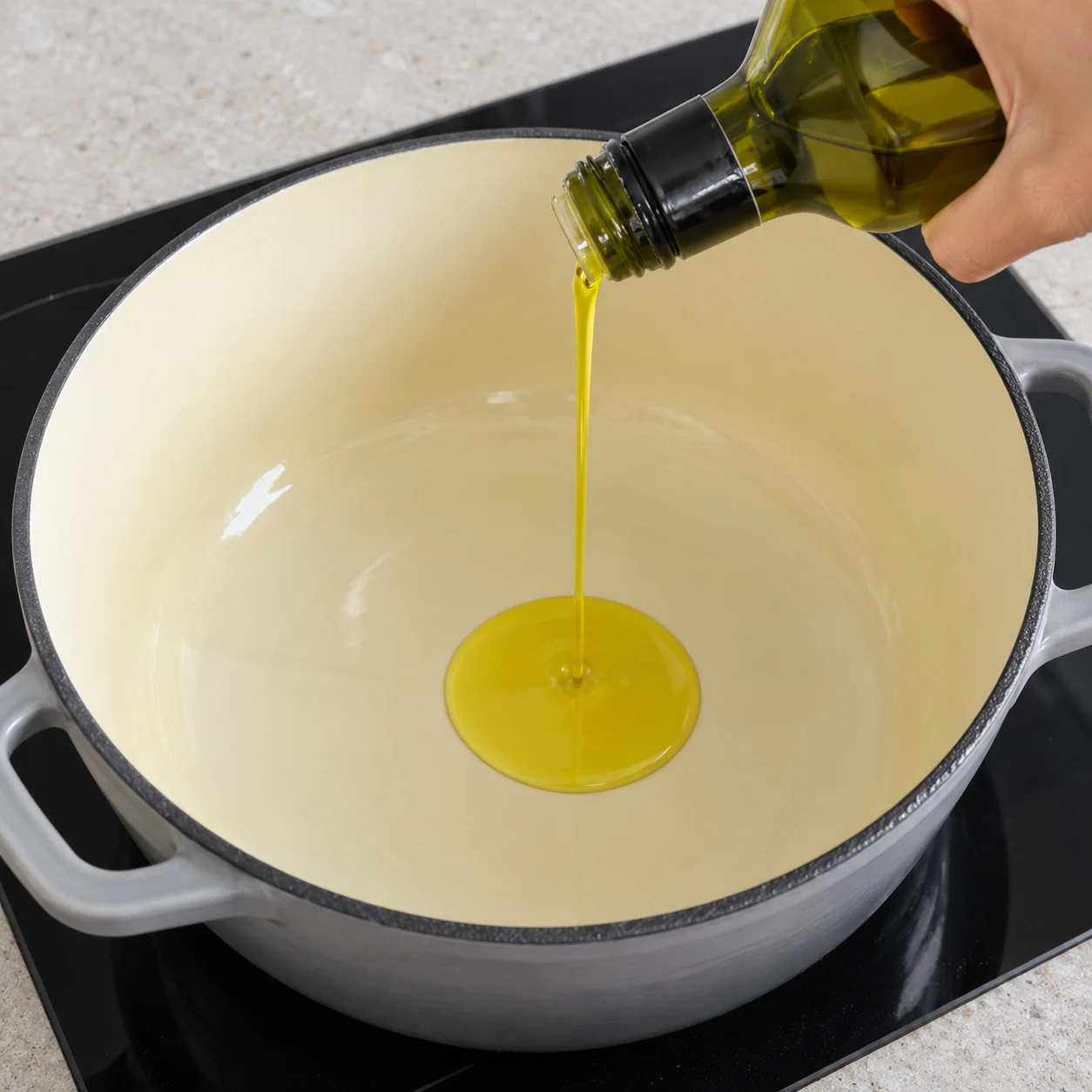 Huiler la casserole : Le fond de la casserole porte un filet d’huile.