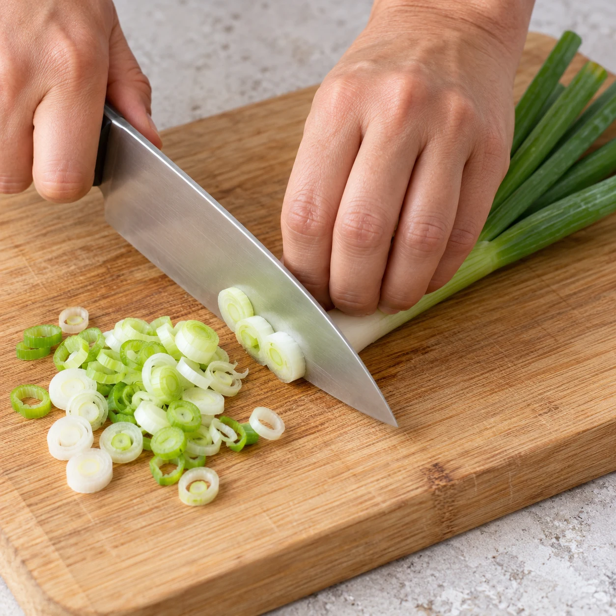 Couper un seul oignon nouveau en fines rondelles pour la sauce.
