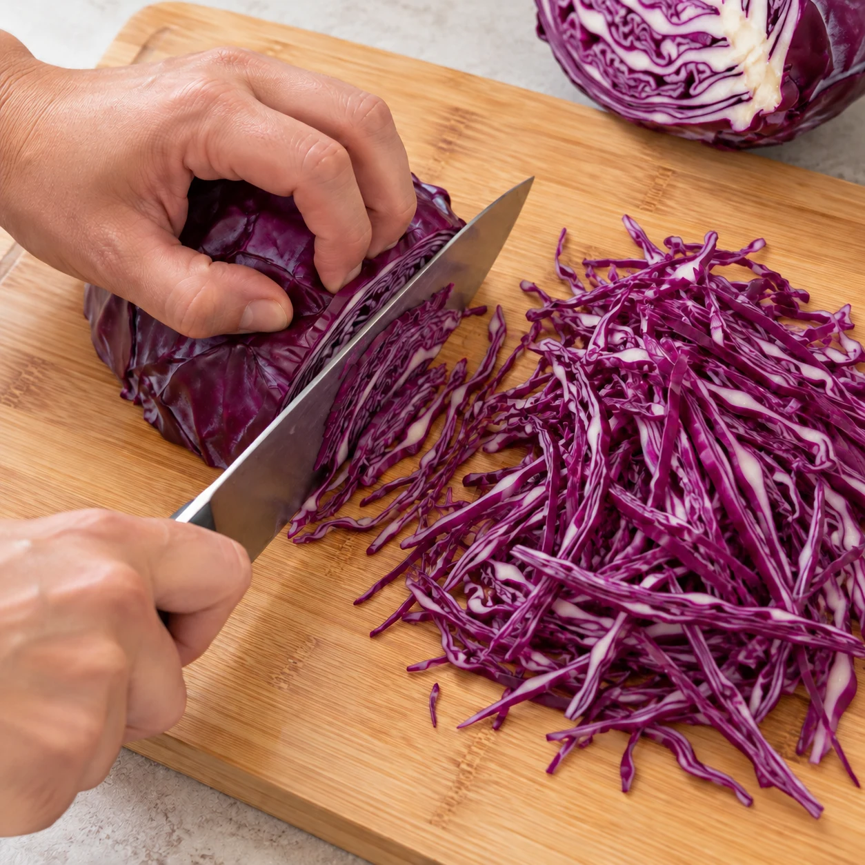 Chou rouge en cours de découpe en fine julienne.