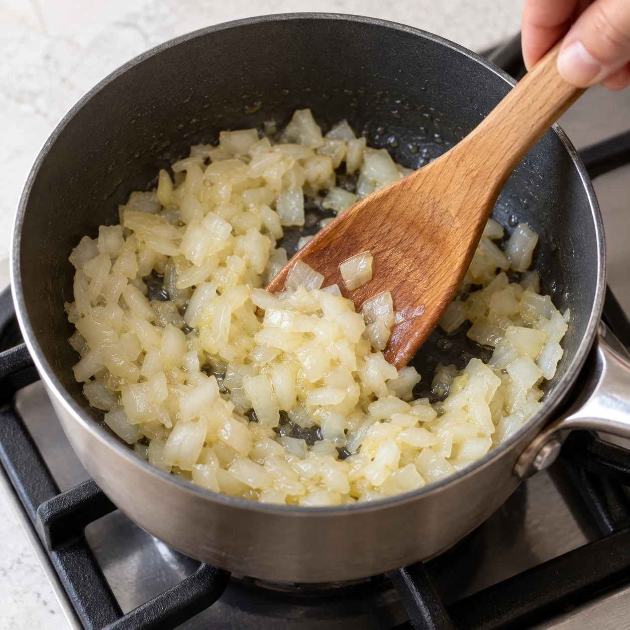 Montrer uniquement un oignon cuit tendre dans un petit récipient de cuisson. Instruction de la recette d’origine, pas geste visible dans la capture.